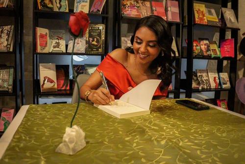 Flor Monzón conecta con lectores en Dile a tu silencio. (Foto: Cortesía)