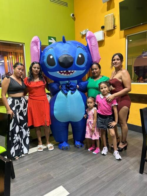 Bety Huertas y su hija Mishel convierten una idea creativa en un negocio familiar que ofrece animación y ramos personalizados en Masagua. (Foto: Henry López/Colaborador)