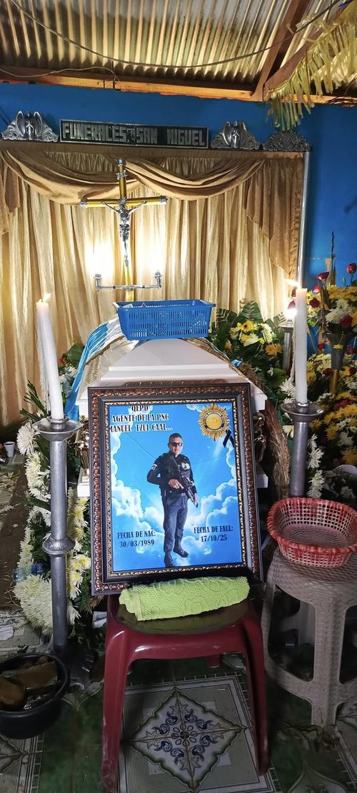 Amigos y familiares despiden al agente Manuel Tzul Caal. (Foto: redes sociales)