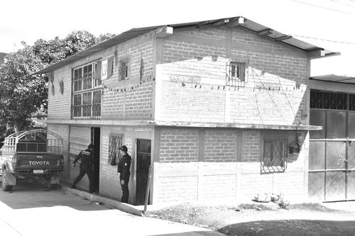 La PNC resguarda la escena del crimen que le cobró la vida a una mujer y dejó a otra herida. (Foto: Antonio Chitop/Nuestro Diario)