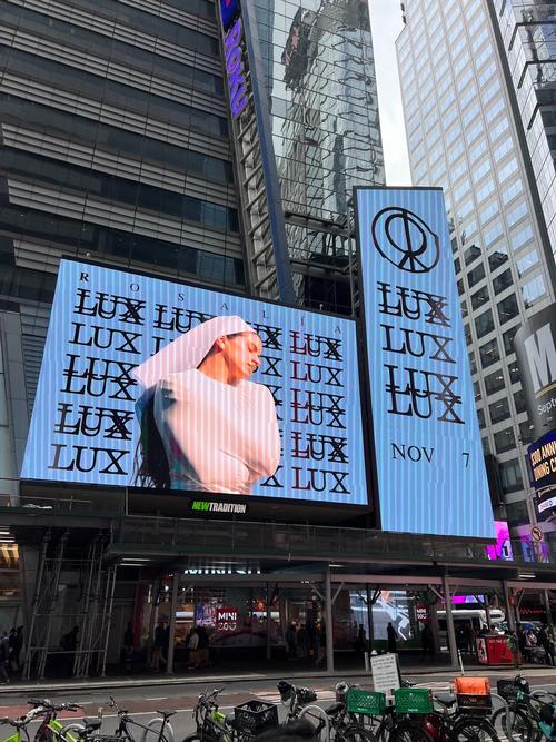 En la imagen, Rosalía luce un atuendo blanco con un velo. (Foto: X)