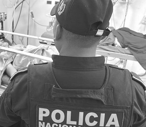 Uno de los presuntos sicarios fue vapuleado por la multitud y fue trasladado al Hospital San Juan de Dios. (Foto: PNC)