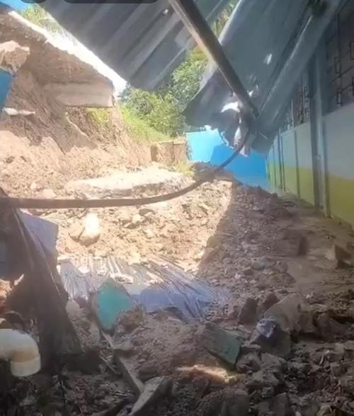 Deslizamientos de tierra han caído sobre viviendas tras las lluvias. (Foto: Conred)