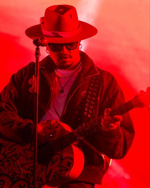 Piso 21 firmó una camisa conmemorativa como muestra de agradecimiento. (Foto: X)