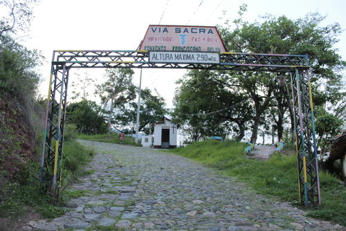 La entrada a la Vía Sacra, donde los peregrinos y visitantes puede apreciar las 14 estaciones. (Foto: Archivo)
