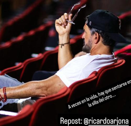 En este mensaje, el cantante observa el escenario desde una butaca del teatro como si fuese un espectador más. (Foto: Ricardo Arjona)