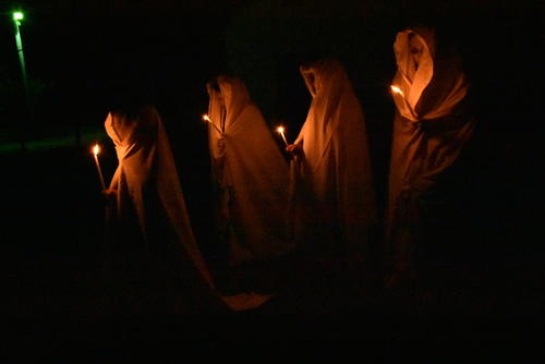 Vecinos iluminan la noche del 1 de noviembre con velas, manteniendo viva la tradición de las ánimas del purgatorio. (Foto: Bernardo Montúfar/Colaborador)