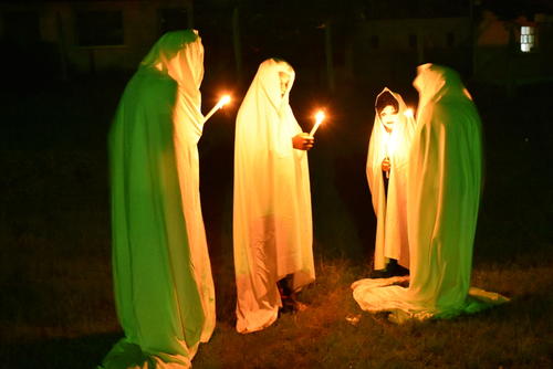 Las sombras blancas avanzan entre las casas, llevando consigo plegarias y recuerdos. (Foto: Bernardo Montúfar/Colaborador)