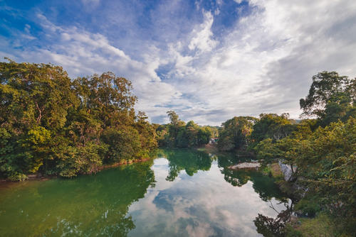 La Llorona suele manifestarse cerca de ríos, fuentes y lagos, en búsqueda perpetua de sus hijos. (Foto: RRSS)