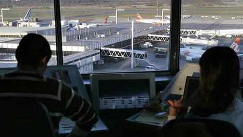 Más de 60.000 controladores de tráfico aéreo y responsables de la Administración de Seguridad en el Transporte (TSA) están trabajando sin sueldo. (Foto: vía Infobae)