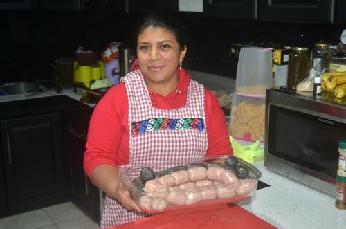 La tradición continúa: tres generaciones trabajando juntas en la elaboración artesanal. (Foto: Josué Ardeano/Colaborador)