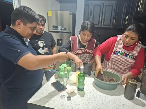 La familia Cardona celebra Todos los Santos elaborando chorizos y butifarras que mantienen viva la tradición del fiambre guatemalteco. (Foto: Josué Ardeano/Colaborador)