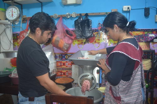 Byron Hernández y sus hijas apoyan la producción familiar durante la temporada de fiambre. (Foto: Josué Ardeano/Colaborador)
