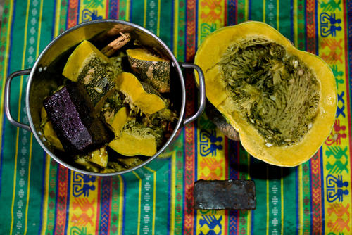 El ayote se coloca en una olla para su cocción. (Foto: Ángel Revolorio/Colaborador)