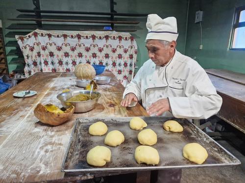 En Quetzaltenango, don Héctor Orozco es pionero en preparar el pan de ayote en esta época del año. (Foto: Roberto Paz/Colaborador)