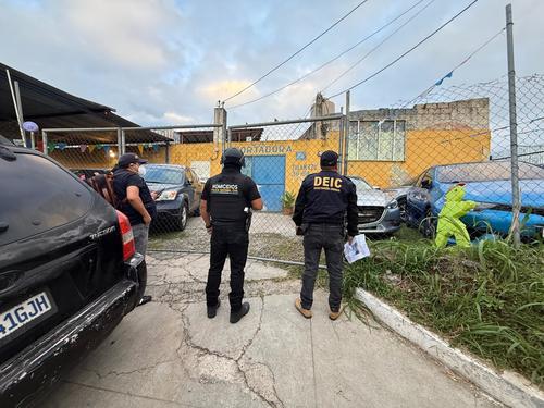 Tras días de investigación, la PNC ubicó y capturó a tres presuntos roba carros. (Foto: PNC)
