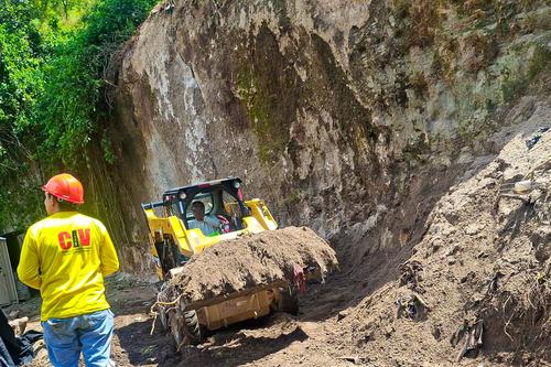 Maquinaria trabaja para despejar el área del derrumbe en la ruta que conduce a Villa Canales. (Foto: CIV/Soy502)