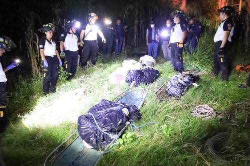 Socorristas en el lugar del hallazgo la noche del 24 de octubre. (Bomberos Voluntarios/Soy502)