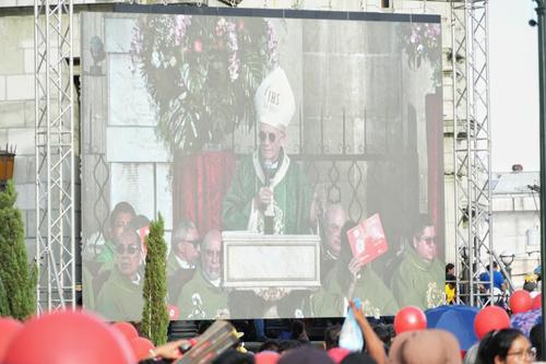 Monseñor Gonzalo de Villa llamó a los feligreses a vivir su fe con valentía y amor a Cristo. (Foto: Wilder López/Soy502)