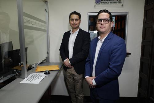 Los abogados Edgar Ortiz y Gregorio Saavedra, accionan ante la CC el pasado 25 de octubre. (Foto: Cortesía/Soy502)
