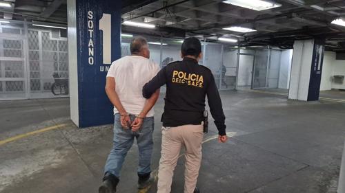 Uno de los detenidos a su arribo a la Torre de Tribunales. (Foto: PNC)