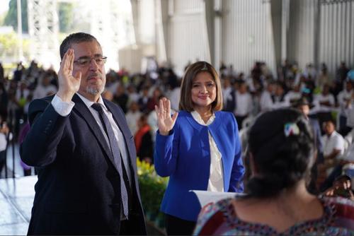 Bernardo Arévalo y Karin Herrera en la entrega de credenciales para participar en las Elecciones de 2023 (Foto: archivo/Soy502)

