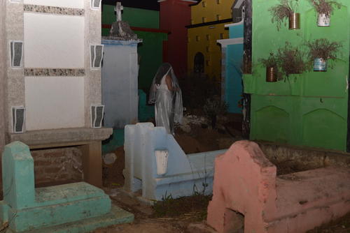 Algunos pobladores dicen haber visto a la mujer de blanco caminar lentamente entre las lápidas. (Foto: Bernardo Montúfar/Colaborador)