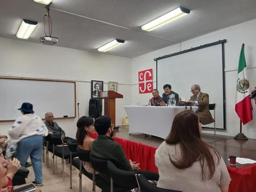 Escritores y artistas se reúnen para celebrar la nueva obra de Enán Moreno. (Foto: Alejandra Sánchez/Colaboradora)