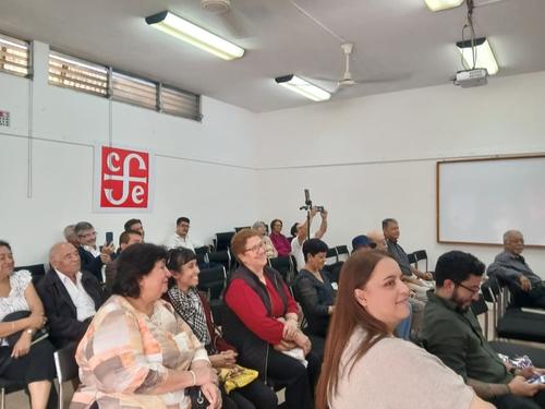 El escritor Enán Moreno presentó En un pueblo de la costa, una obra que rescata la memoria y las tradiciones de la Guatemala de antaño.  (Foto: Alejandra Sánchez/Colaboradora)