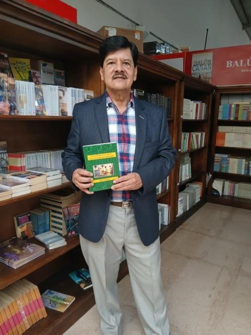 Enán Moreno narra con nostalgia la vida, los recuerdos y las raíces de su pueblo en su nuevo libro En un pueblo de la costa. (Foto: Alejandra Sánchez/Colaboradora)