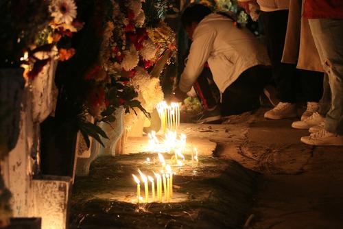 Las velas son encendidas en el cementerio. (Foto: Oswaldo Cop/Colaborador)