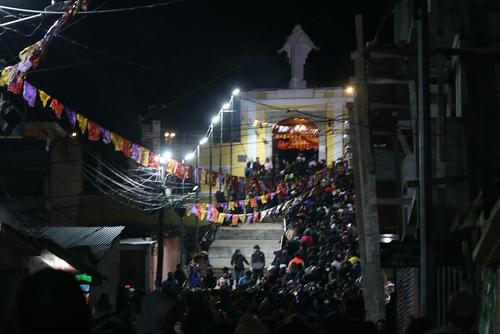 Cientos de vecinos visitan el cementerio durante la noche. (Foto: Oswaldo Cop/Colaborador)