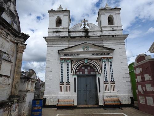 La capilla que se encuentra dentro del cementerio, tiene 98 años de haber sido edificada. Actualmente se encuentra cerrada debido a que sufrió daños por lluvias. (Foto: Bernardo Montúfar/Colaborador).