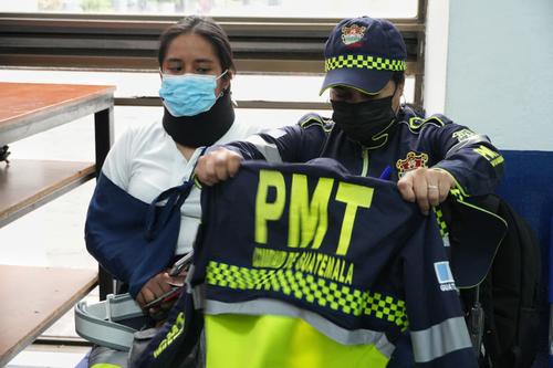 La agente PMT Katherin Hernández, llegó a la Torre de Tribunales para la audiencia en el Juzgado de Turno luego de ser arrollada por una conductora en zona 9 el 27 de octubre. (Foto: Wilder López/Soy502) 