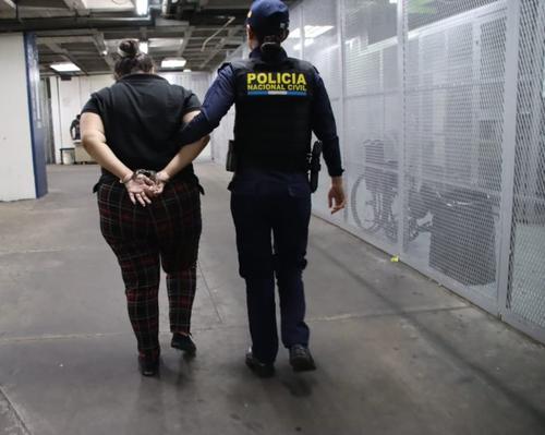 Marylin de 33 años fue capturada cuando pretendía huir después de agredir a la agente PMT. (Foto: PNC)
