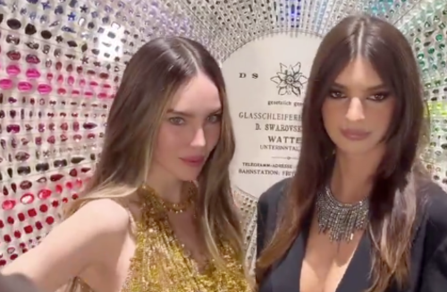 La cantante junto a la modelo Emily Ratajkowski. (Foto: X)