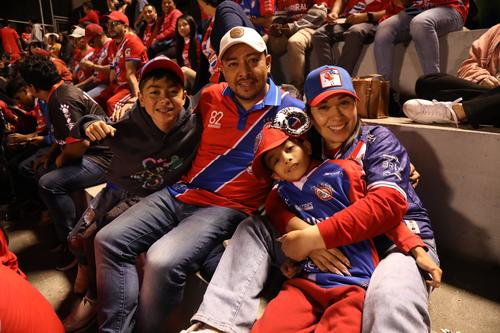 Familias enteras hicieron el largo viaje desde Quetzaltenango para ver a su querido equipo. (Foto: Juan Mijangos)