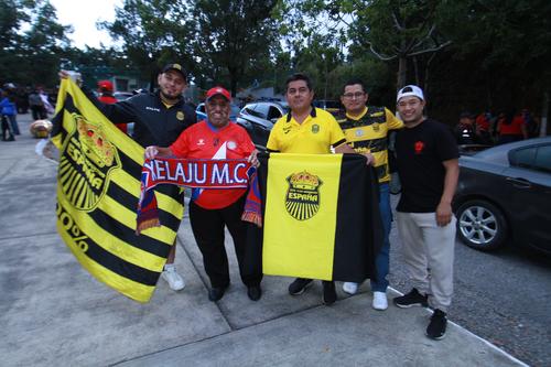 A pesar de la rivalidad, algunos fanáticos del Real España convivieron con los aficionados de Xela. (Foto: Gustavo Rodas)