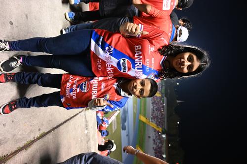 Los pequeños no se querían perder el partidazo de Xela en la zona 6 capitalina. (Foto: Pedro Mijangos)