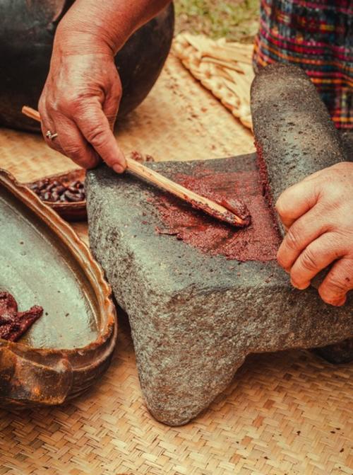 El cacao, símbolo de vida y energía en la cultura maya, es transformado artesanalmente por manos que mantienen viva una tradición ancestral. (Foto: Alfonso Guárquez/Colaborador)
