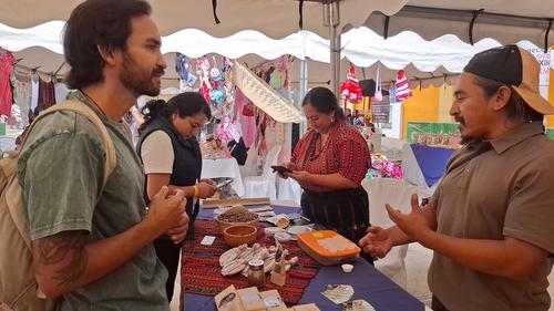 En cada feria de emprendimiento, los productores presentan con orgullo sus chocolates artesanales y otros derivados del cacao. (Foto: Alfonso Guárquez/Colaborador)