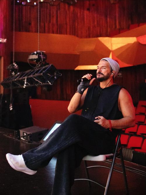 Un guatemalteco corta mangos con cariño para la residencia de Arjona. (Foto: Instagram)