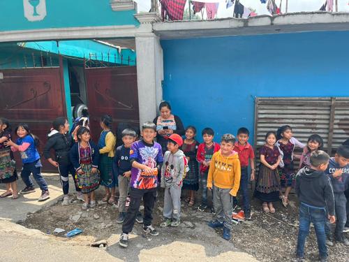 Muchos niños dijeron presente a la orilla de las carreteras, para apoyar el paso de los ciclistas. (Foto: Rudy Martínez/Colaborador)