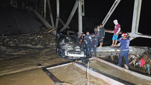 El vehículo en el que viajaba la familia quedó destruido tras caer desde el puente dañado. (Foto: Henry de León/Nuestro Diario)