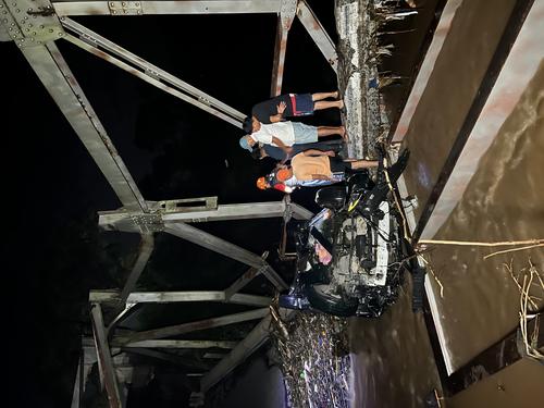 El vehículo quedo atorado y destruido dentro de la estructura del puente. (Foto: Henry de León/Nuestro Diario)