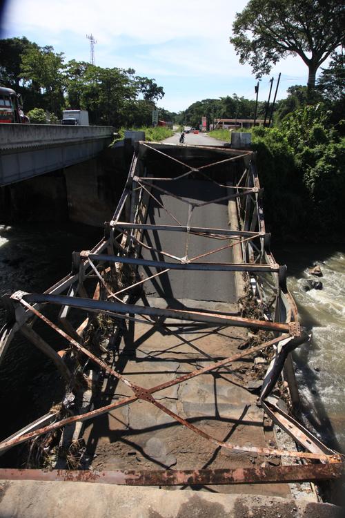 Así se encuentra la estructura del puente colapsado en el km 132 ruta CA-2. (Foto: Henry de León/Nuestro Diario)