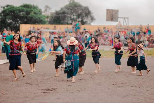 Previo a elevar los barriletes se realizan varios actos culturales en el campo de futbol de Sumpango. (Foto: Mónica Franco/Colaboración)