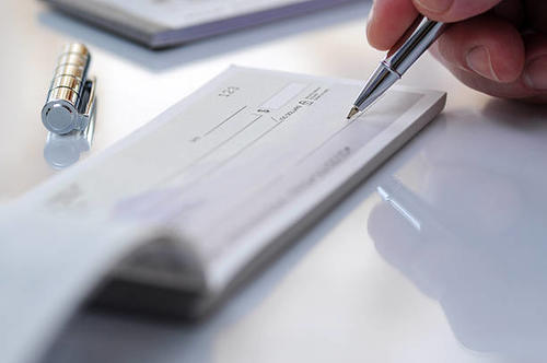 El director falsificó firmas para cobrar cheques de distintas cantidades. (Foto ilustrativa: istock)