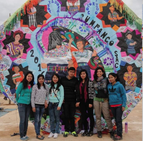 Cada vez más jóvenes se involucran en la elaboración de barriletes gigantes. (Foto: Mónica Franco/Soy502)