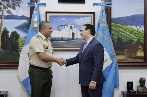 El ministro de Gobernación, Marco Antonio Villeda junto al ministro de la Defensa, Henry Sáenz. (Foto: Mingob)